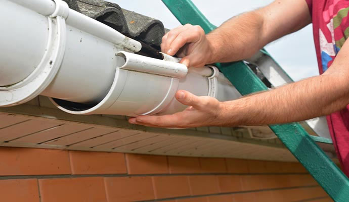 Broken gutter repairing service