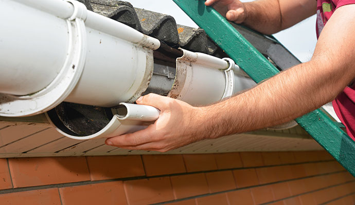 Repairing damaged gutter