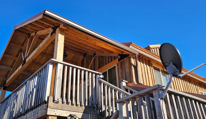 An installed aluminum gutter