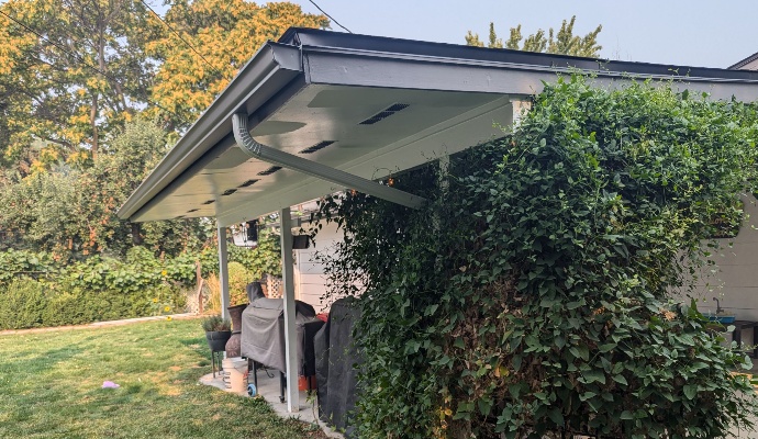 An installed aluminum seamless gutter