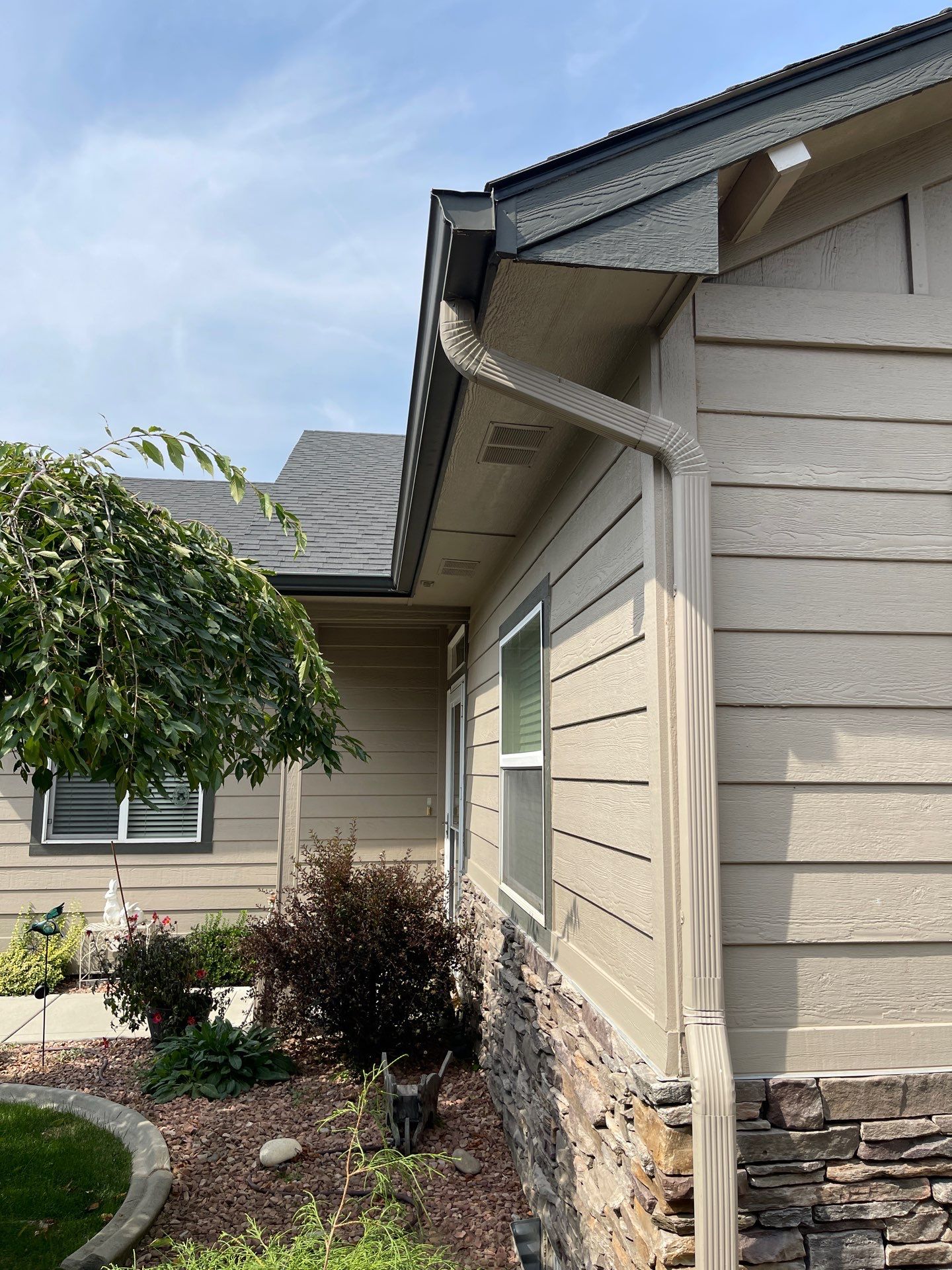 Seamless gutter downspout