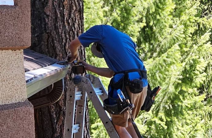 Expert repairing residential gutter system