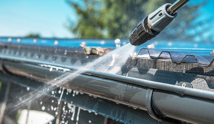 Soft washing service for gutter